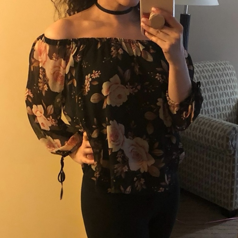 2/$25 🟣 American Eagle Cropped Off Shoulder Black Floral Blouse
